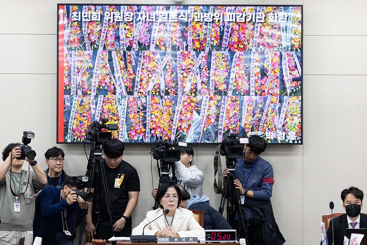 29일 서울 여의도 국회에서 열린 과학기술정보방송통신위원회 과학기술정보통신부 등에 대한 국정감사에서 최민희 위원장이 딸 결혼식 관련 질의를 듣고 있다.  / 뉴스1