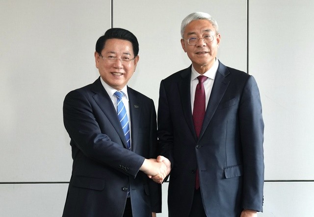 김영록 전라남도지사가 29일 서울 포시즌스호텔에서 열린 ‘제3회 한중지사성장회의’에 참석해 인훙 중국 장시성 당서기와 회담을 갖고 상호발전을 위한 협력방안을 논의한 뒤 기념촬영을 하고 있다.