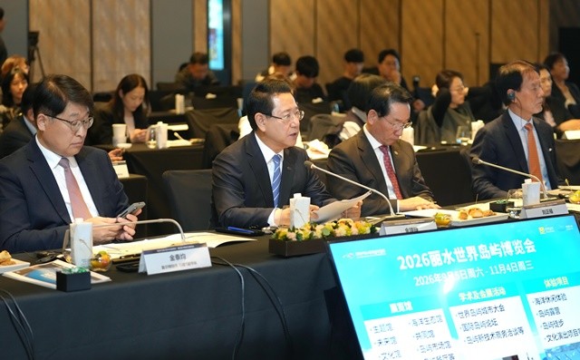 김영록 전라남도지사가 29일 서울 포시즌스호텔에서 열린 ‘제3회 한중지사성장회의’에 참석해 ‘지속가능한 재생에너지 발전모델: AI 에너지 미래도시 전라남도’란 주제로 발표하고 있다.