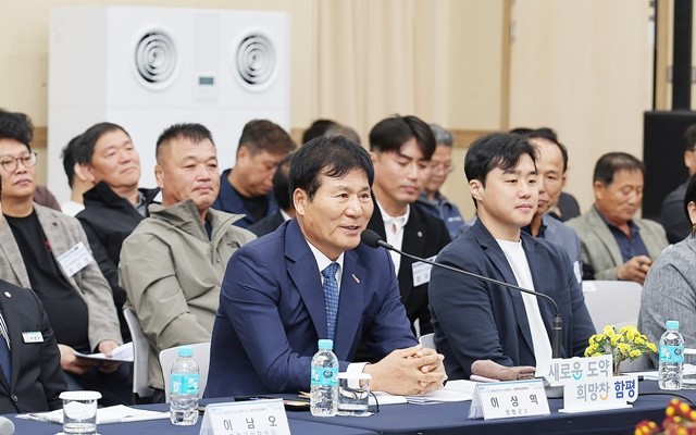 이상익 함평군수가 정책비전 투어에서 인사말을 하고 있다.