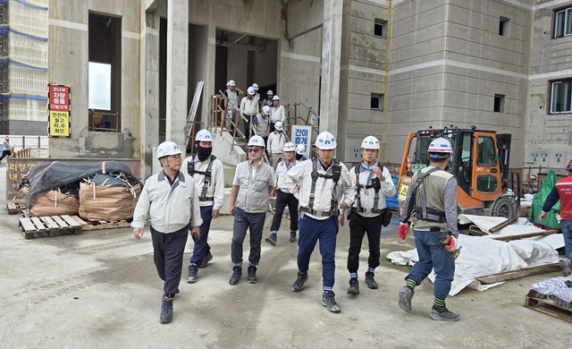 인천 검단지구 AB20-2블록 공사현장에서 안전·품질 합동점검을 진행하고 있다.