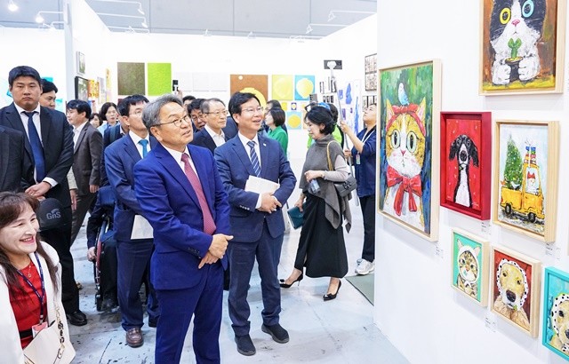 강기정 광주광역시장이 지난 23일 김대중컨벤션센터에서 열린 '제16회 광주국제아트페어'에 참석해 내빈들과 전시작품을 관람하고 있다./광주광역시 제공