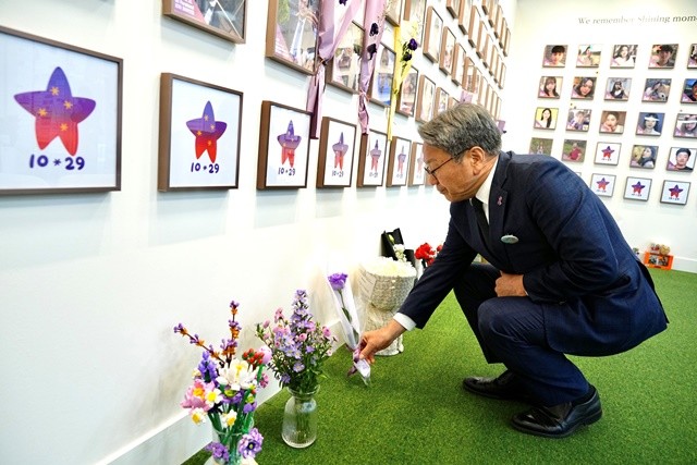 강기정 광주광역시장이 이태원 참사 3주기를 맞아 29일 서울에서 열린 ‘10·29 이태원참사 3주기 기억식’에 참석해 희생자들을 추모하고 있다. /광주광역시 제공