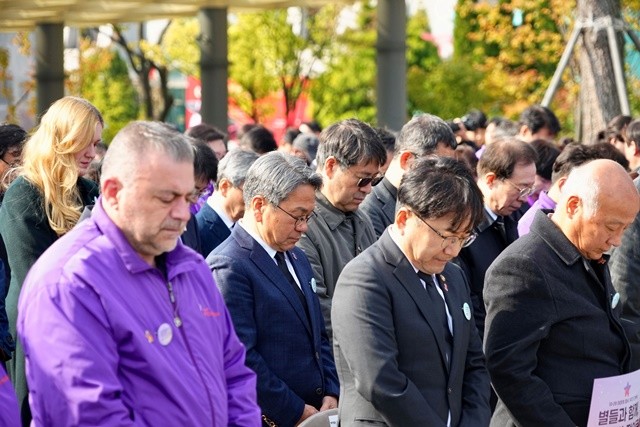 강기정 광주광역시장이 29일 서울 종로구 10·29 이태원참사 기억소통공간인 별들의집을 방문해 헌화와 묵념을 하고 있다. /광주광역시 제공
