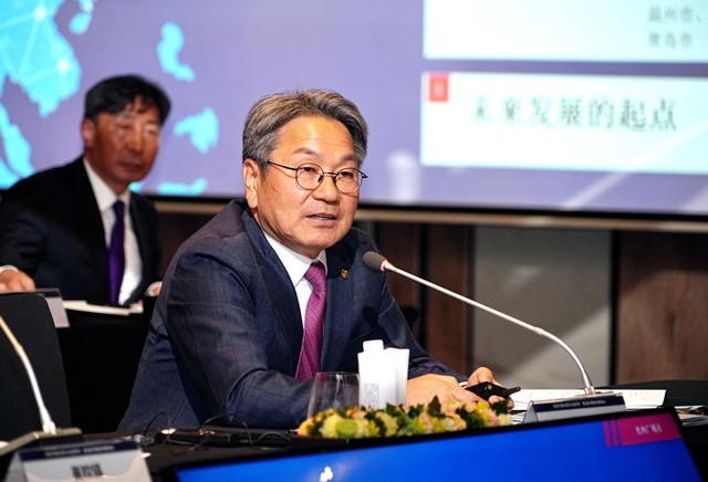 강기정 광주광역시장이 29일 서울 포시즌스 호텔에서 열린 '제3회 한중 지사·성장 회의'에 참석해 '한중지방정부 산업혁신과 상생의 길'을 주제로 발표하고 있다./광주광역시 제공