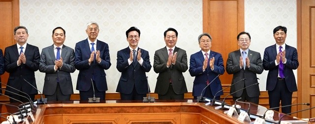 강기정 광주광역시장, 김민석 국무총리 예방  강기정 광주광역시장이 대한민국시도지사협의회 주관 '제3회 한중 지사·성장 회의' 참석에 앞서 29일 오전 정부서울청사에서 유정복 인천광역시장, 양완밍 중국인민대외우호협회장 등과 함께 김민석 국무총리를 예방한 뒤 기념촬영을 하고 있다. /광주광역시 제공