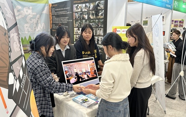 학생들이‘2025 전남 대안교육 포럼’ 행사장에 마련된 대안학교‧기관 홍보부스를 둘러보고 있다.