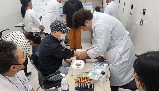 나주시 보건소가 지난 26일 외국인 근로자들을 대상으로 혈액매개 감염병 신속 검사를 했다.