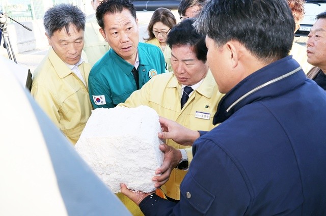 지난 27일 공영민 고흥군수가 풍남항에서 이동식 폐스티로폼 감용기를 통해 압축 처리된 부산물을 직접 확인하고 있다