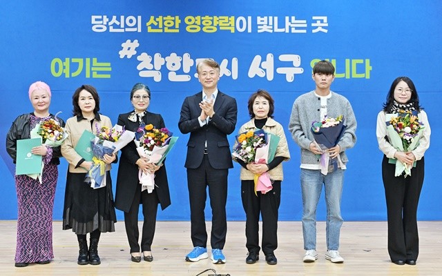 김이강 광주 서구청장이 28일 서구청 들불홀에서 열린 ‘미용인 기술교육 성과공유회’에서 우수 참여 수료자들에게 표창을 수여한 후 참석자들과 기념촬영을 하고 있다. 광주 서구 제공