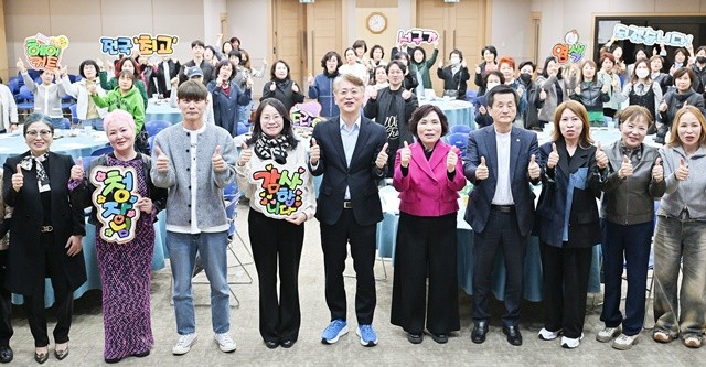 광주 서구(구청장 김이강)는 28일 서구청 들불홀에서 미용인 기술교육 수료자, 미용협회 관계자 등이 참석한 가운데 미용 기술 특강 등을 위한 ‘미용인 기술교육 성과공유회’를 개최했다. 광주 서구 제공