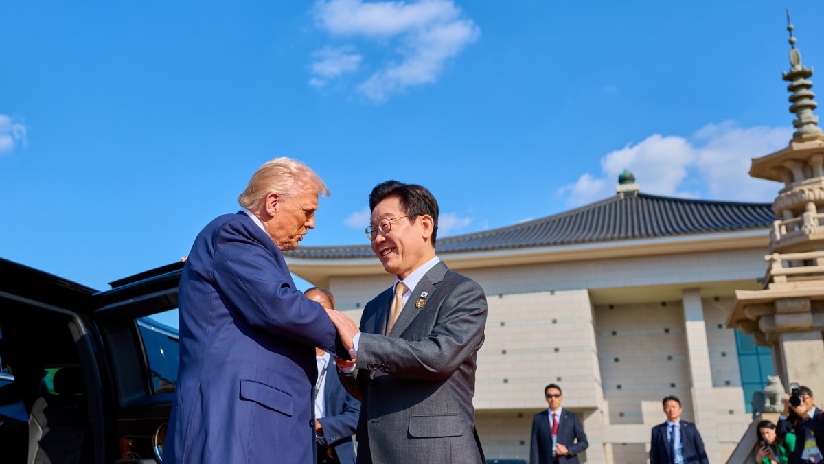 이재명 대통령이 29일 경북 경주박물관에 도착한 도널드 트럼프 미국 대통령과 악수하고 있다.  / 대통령실, 뉴스1