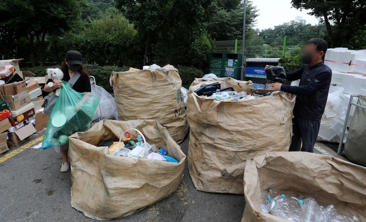한 아파트 단지 내 분리수거장에서 시민이 재활용 쓰레기를 분리배출하고 있다. / 뉴스1