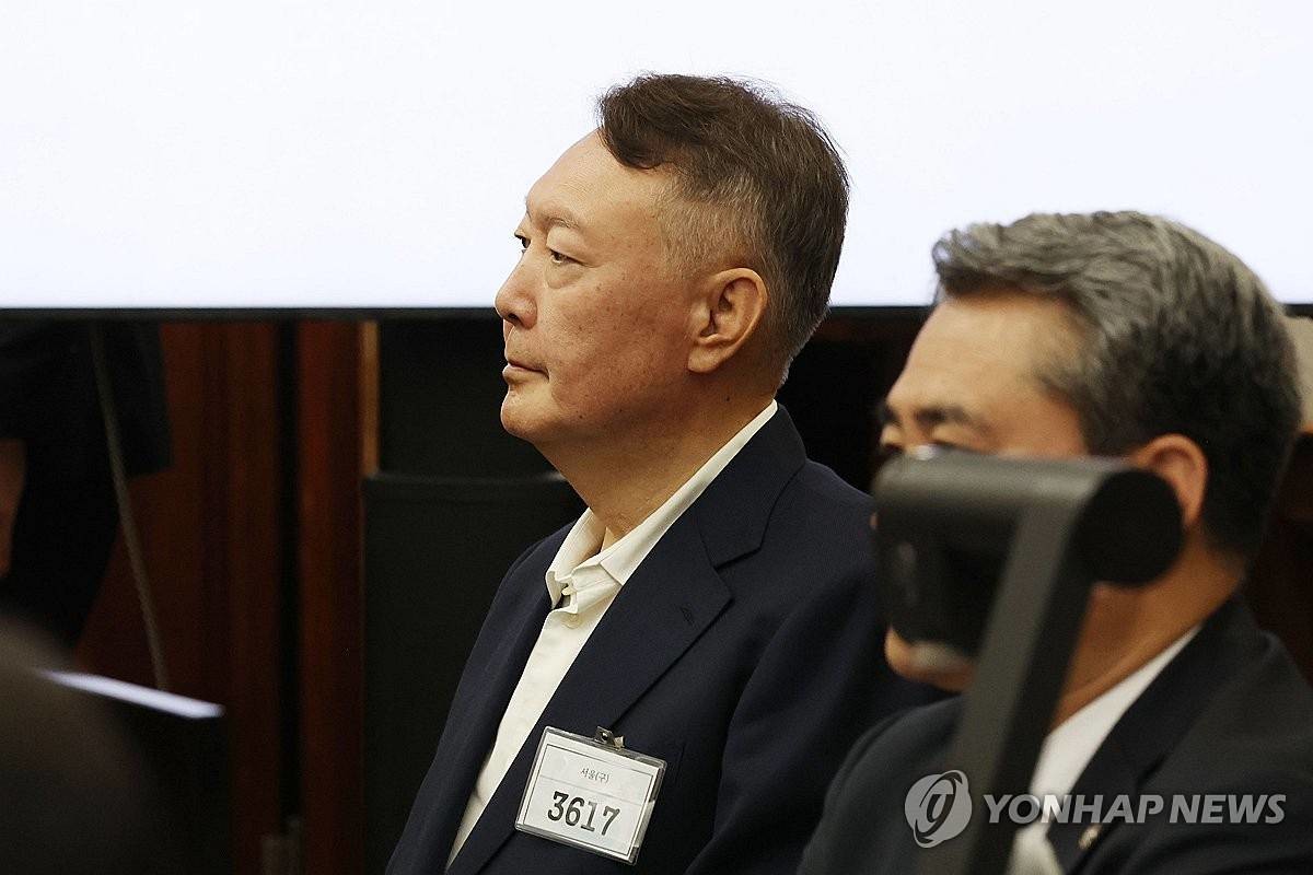 윤석열 전 대통령이 지난 9월 26일 서울 서초구 서울중앙지법에서 열린 특수공무집행방해, 직권남용 권리행사방해 등 혐의 사건 1차 공판에 출석해 있다 / 연합뉴스