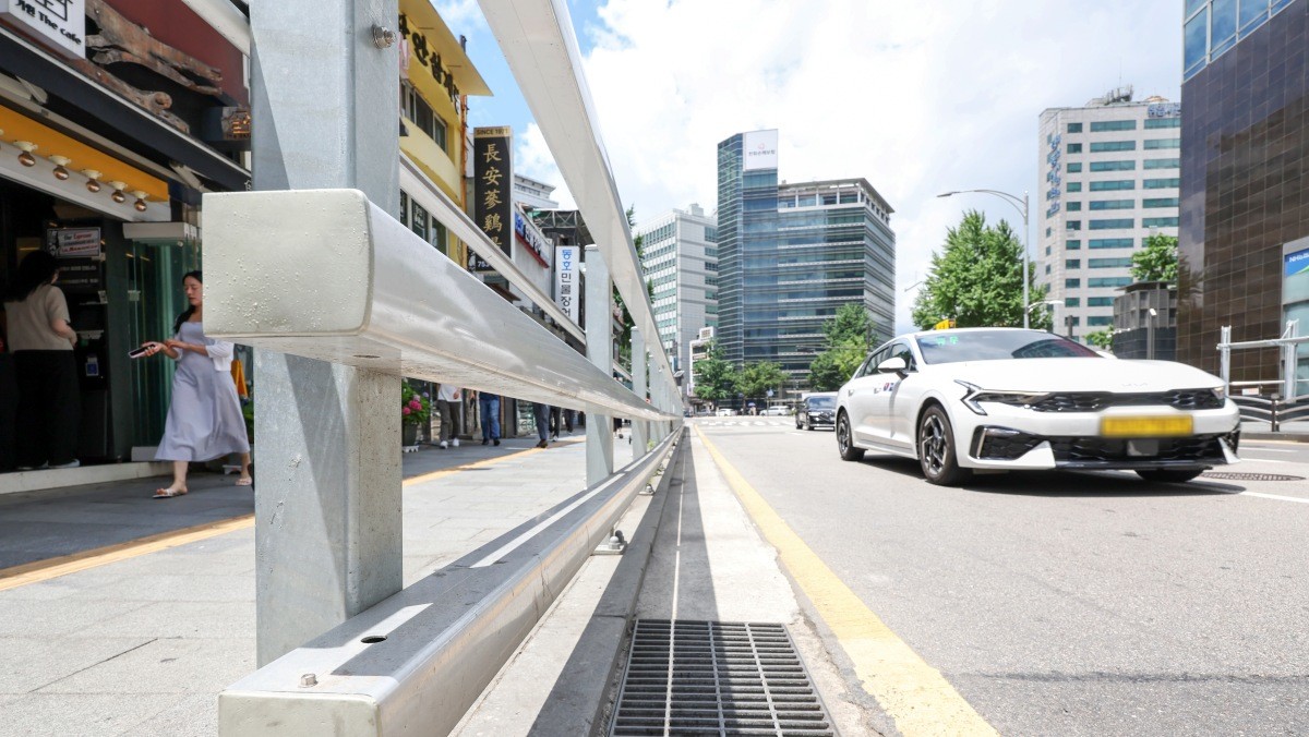 시청역 역주행 사고 현장에 설치된 방호울타리 / 뉴스1