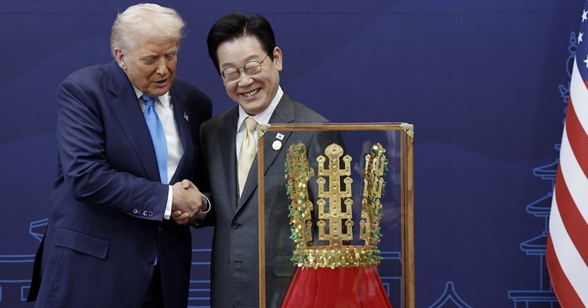 천마총 금관 모형을 보는 한미 정상. / 연합뉴스