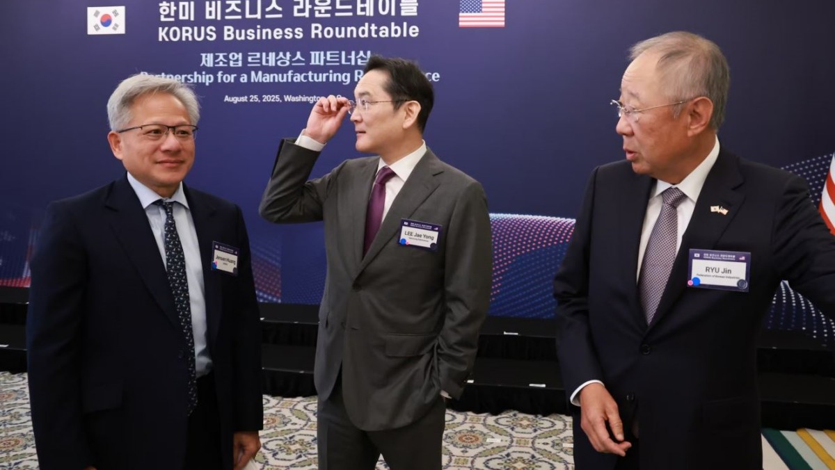 지난 8월 25일(현지 시각) 미국 워싱턴DC 윌라드 호텔에서 열린 한미 비즈니스 라운드 테이블에 참석한 젠슨 황 엔비디아 최고경영자(좌), 이재용 삼성전자 회장(가운데), 류진 한경협 회(우) / 연합뉴스
