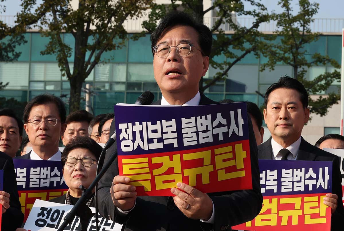 송언석 국민의힘 원내대표가 30일 오전 내란특검이 위치한 서울고등법원 앞에서 열린 긴급 현장 의원총회에서 발언을 하고 있다. / 뉴스1