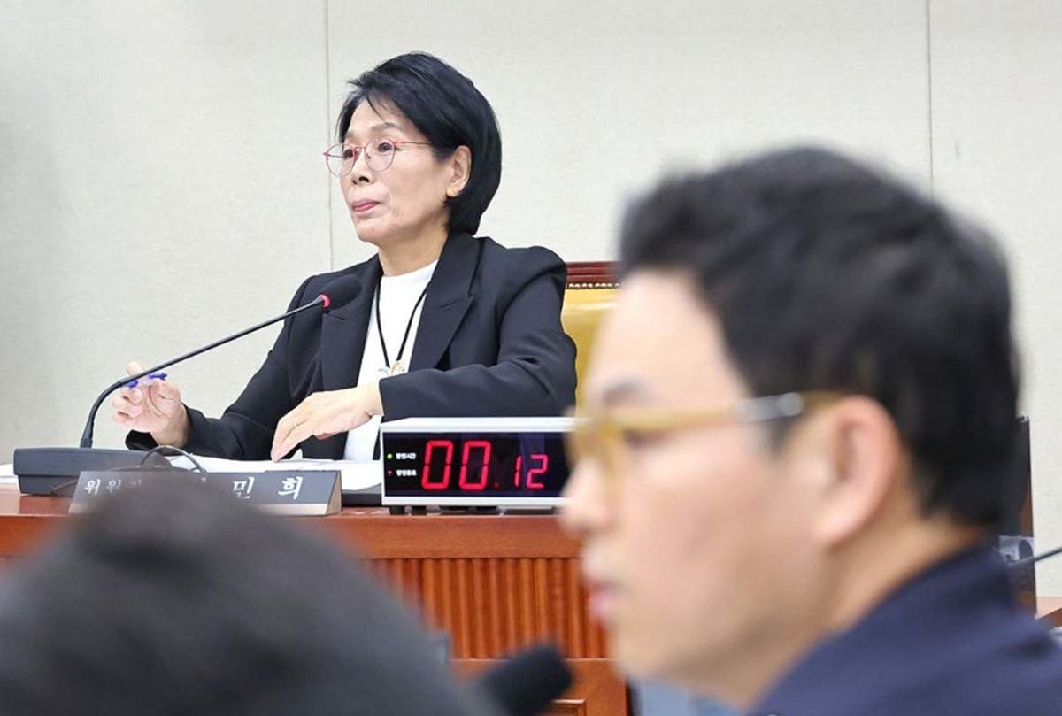 30일 국회 과학기술정보방송통신위원회에서 열린 종합감사에서 최민희 위원장이 국민의힘 박정훈 의원의 사퇴 요구 발언을 듣고 있다. / 뉴스1