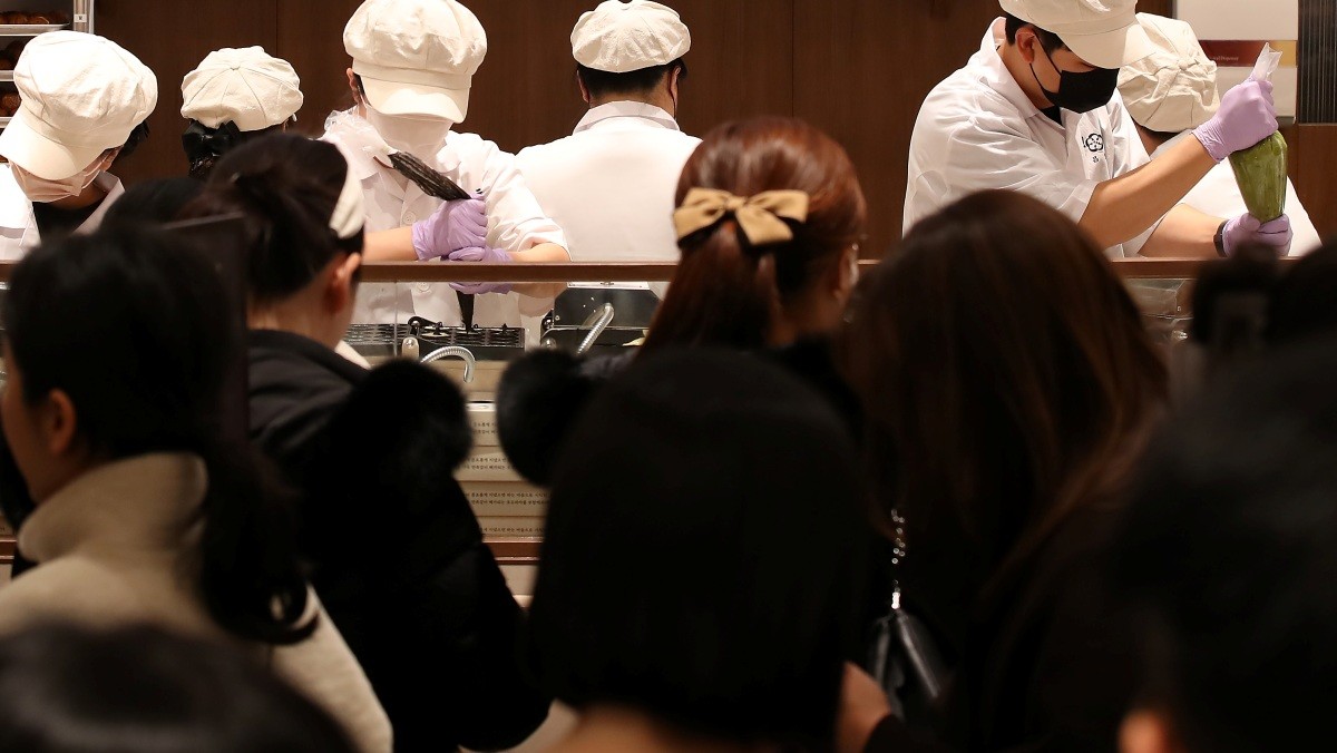 지난해 12월 신세계백화점 대구점에서 호두과자 브랜드 '부창제과 2호점' 앞에 많은 시민들이 호두과자를 구입하기 위해 줄지어 차례를 기다리고 있는 모습. / 뉴스1