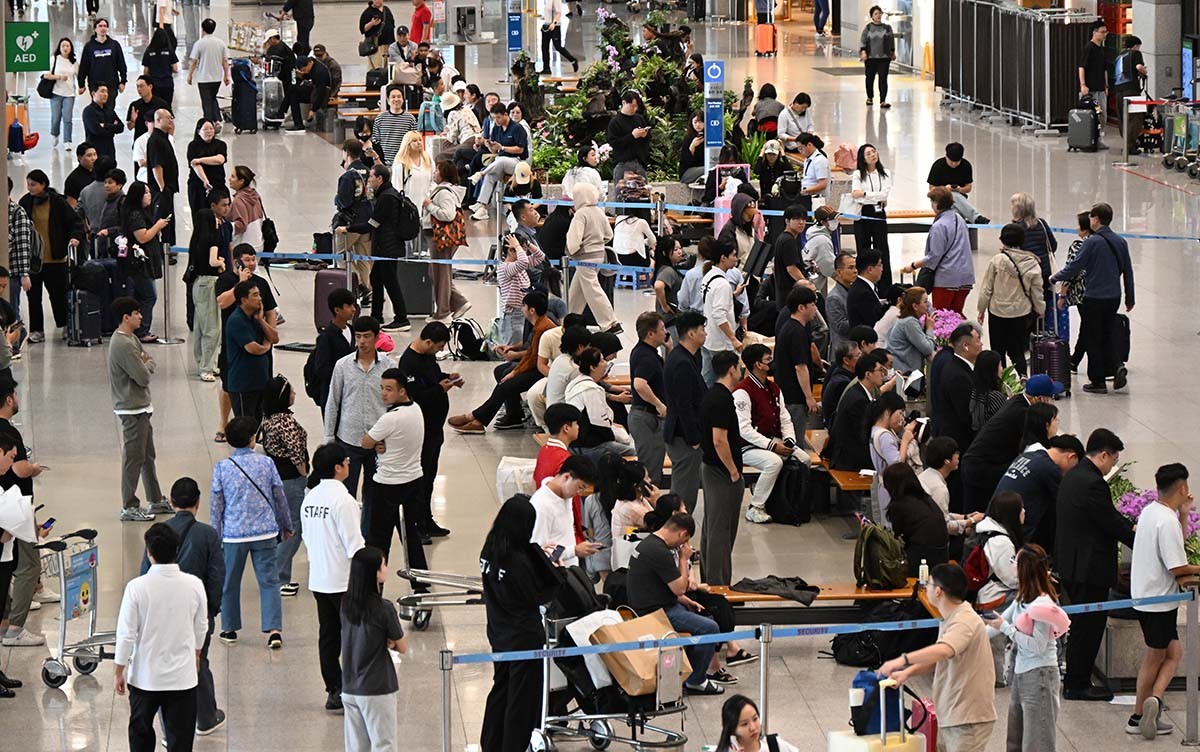 중국인 단체관광객에 대한 무비자 입국 시행 첫날인 9월 29일 인천국제공항 제1터미널 입국장으로 중국인 관광객들이 입국하고 있다. / 뉴스1