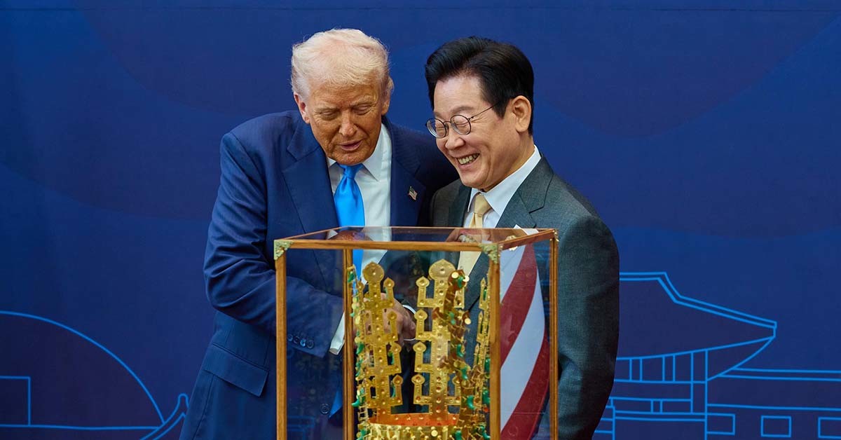 이재명 대통령이 지난 29일 경북 경주박물관에서 열린 한미 공식 환영식에서 도널드 트럼프 미국 대통령에게 무궁화 대훈장 수여와 천마총 금관 모형을 선물한 뒤 악수하고 있다. / 이재명 대통령 SNS.