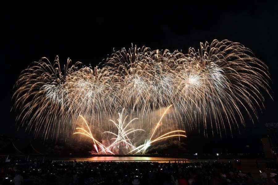 포항 영일대해수욕장이 지난 29일 1,000대의 드론 군집 비행과 1만 5천여 발의 불꽃쇼로 환하게 물들었다.    /이하 포항시 제공