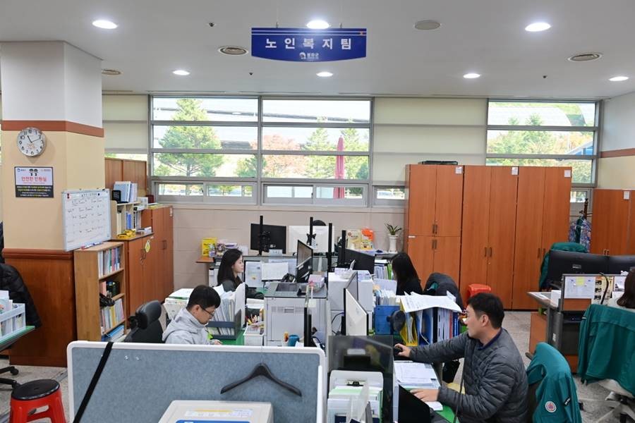 봉화군이 민원 처리와 업무량이 과중한 부서를 ‘격무부서(팀)’로 지정하고, 해당 부서 근무 직원에게 실적가산점을 부여하는 제도를 내년부터 본격 시행한다./봉화군