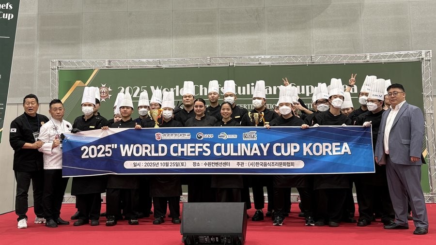 계명문화대 호텔조리과 학생들이 최근 수원컨벤션센터에서 열린 ‘2025 월드 셰프 컬리너리컵 코리아(2025 World Chef Culinary Cup Korea)’에서 금상과 농림축산식품부 장관상을 수상하고 기념촬영을 하고 있다.  / 계명문화대 제공
