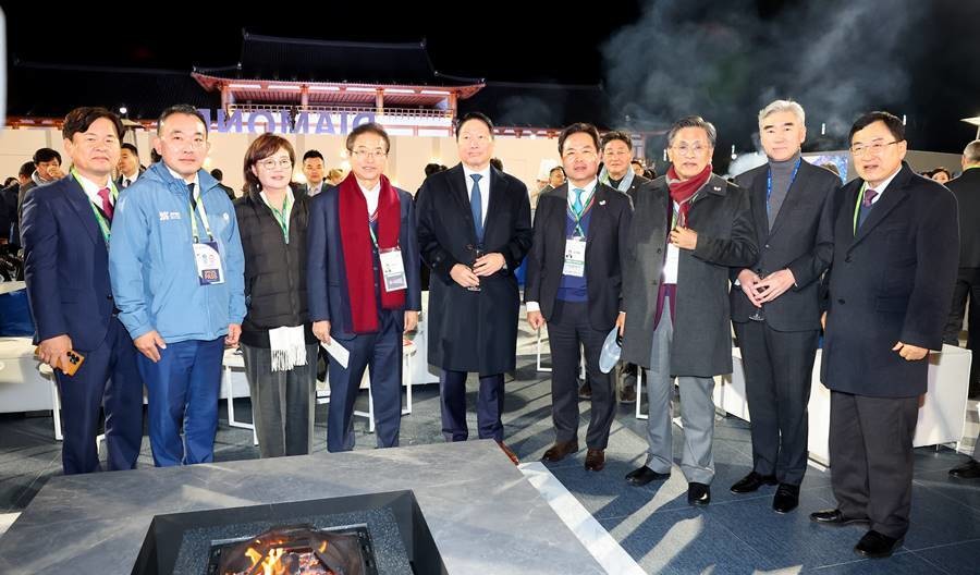 지난 28일 경주 화랑마을에서 열린 APEC CEO SUMMIT 공식 환영 만찬에 참석한 이철우 경북도지사와 최태원 대한상의 회장 등/경북도