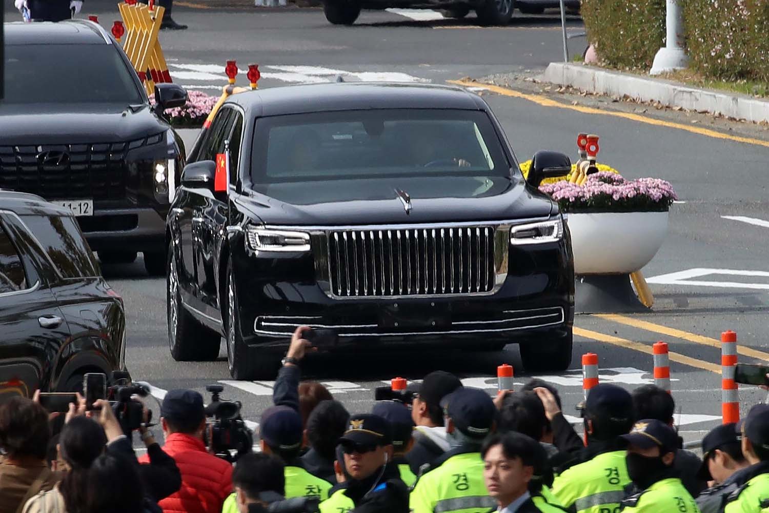 시진핑 중국 국가주석이 탑승한 훙치 N701차량이 30일 부산 강서구 김해국제공항에서 미중 정상회담을 마치고 아시아태평양경제협력체(APEC) 정상회의에 참석하기 위해 경북 경주로 이동하고 있다. / 뉴스1