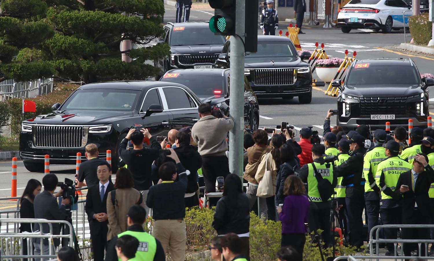 시진핑 중국 국가주석이 탑승한 훙치 N701차량이 30일 부산 강서구 김해국제공항에서 미중 정상회담을 마치고 아시아태평양경제협력체(APEC) 정상회의에 참석하기 위해 경북 경주로 이동하고 있다. / 뉴스1