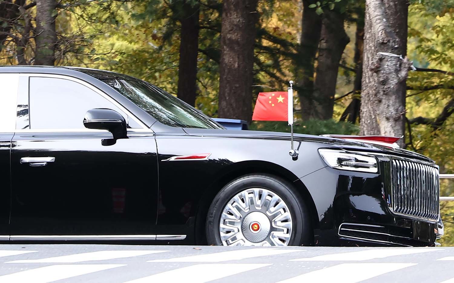시진핑 중국 국가주석이 탑승한 훙치 N701이 30일 부산 강서구 김해국제공항에서 미중 정상회담을 마치고 아시아태평양경제협력체(APEC) 정상회의에 참석하기 위해 경북 경주로 이동하고 있다.  /뉴스1