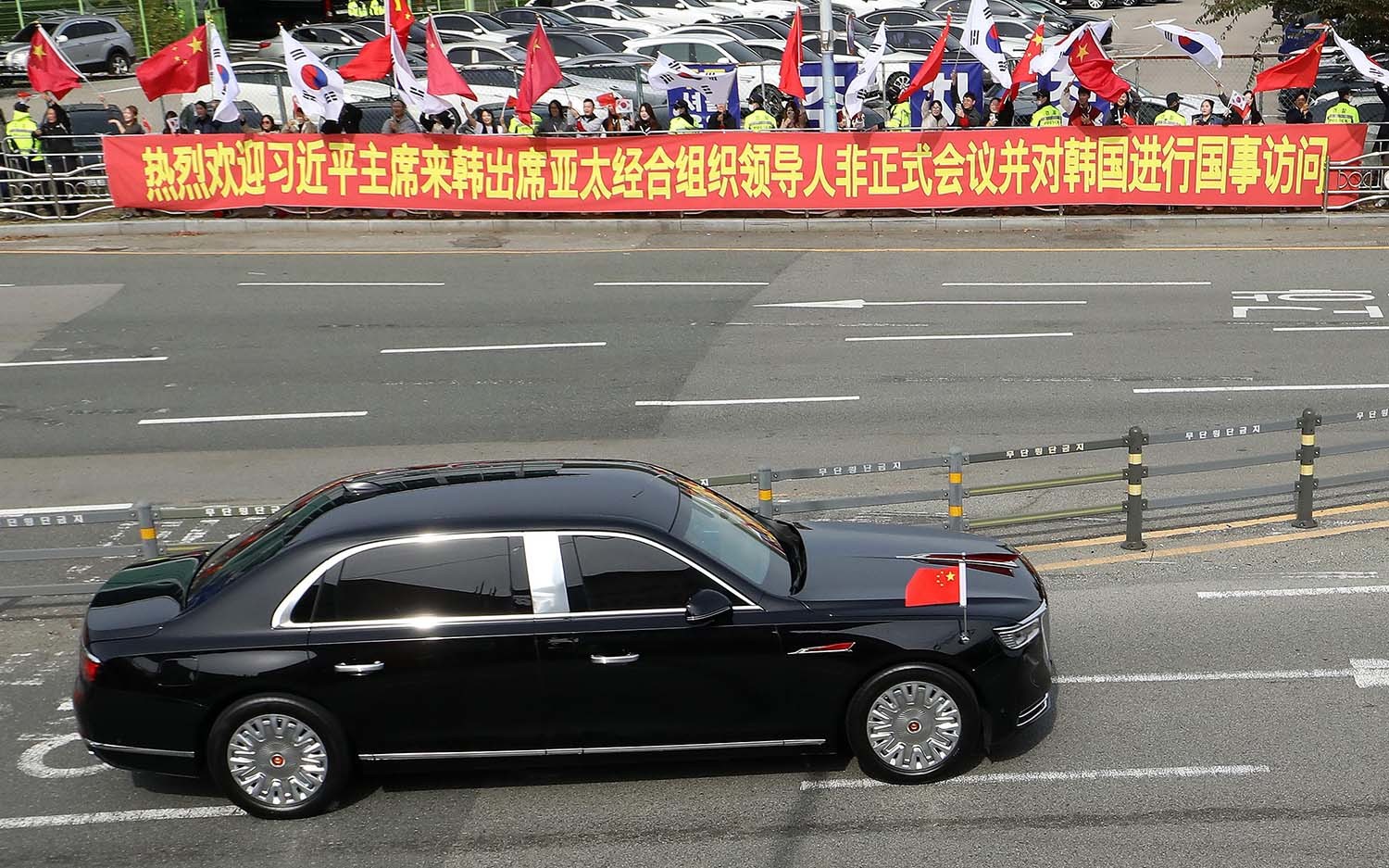 시진핑 중국 국가주석이 탑승한 훙치 N701이 30일 부산 강서구 김해국제공항에서 미중 정상회담을 마치고 아시아태평양경제협력체(APEC) 정상회의에 참석하기 위해 경북 경주로 이동하고 있다.  /뉴스1
