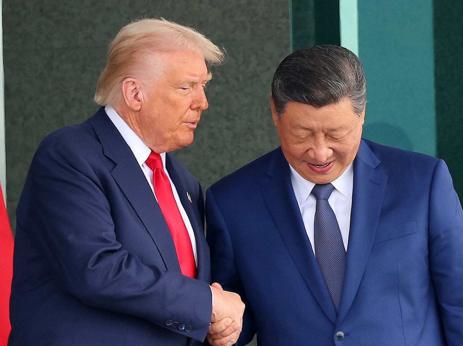 도널드 트럼프 미국 대통령과 시진핑 중국 국가주석이 30일 부산 김해공군기지 의전실 나래마루에서 미중 정상회담을 마친 뒤 회담장을 나서며 악수하고 있다. / 연합뉴스