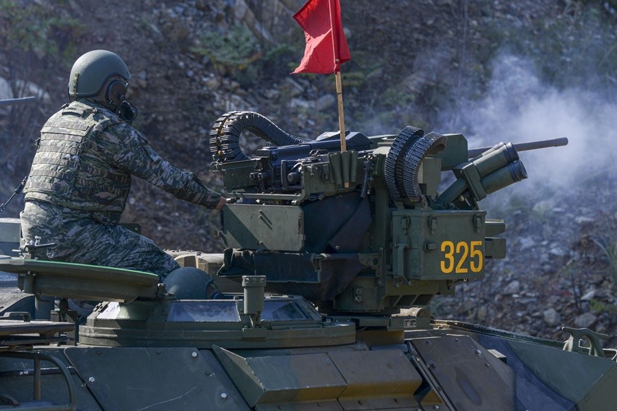 해병대 1사단 상륙장갑차대대가 수성사격장에서 상륙돌격장갑차에 장착된 RCWS를 통해 사격훈련을 실시하고 있다. / 이하 부대 제공