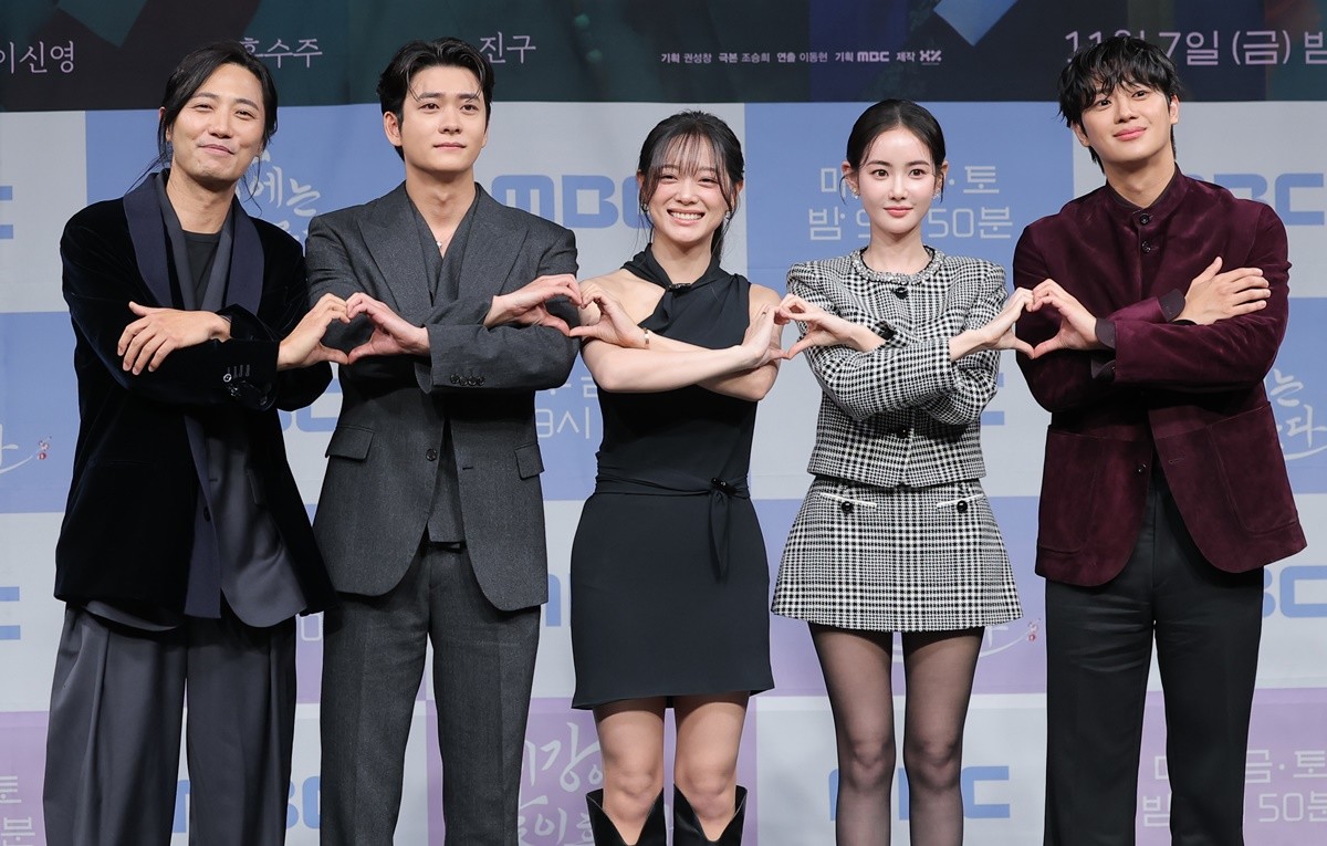 드라마 '이강에는 달이 흐른다' 제작발표회에 참석한 배우들 / 뉴스1