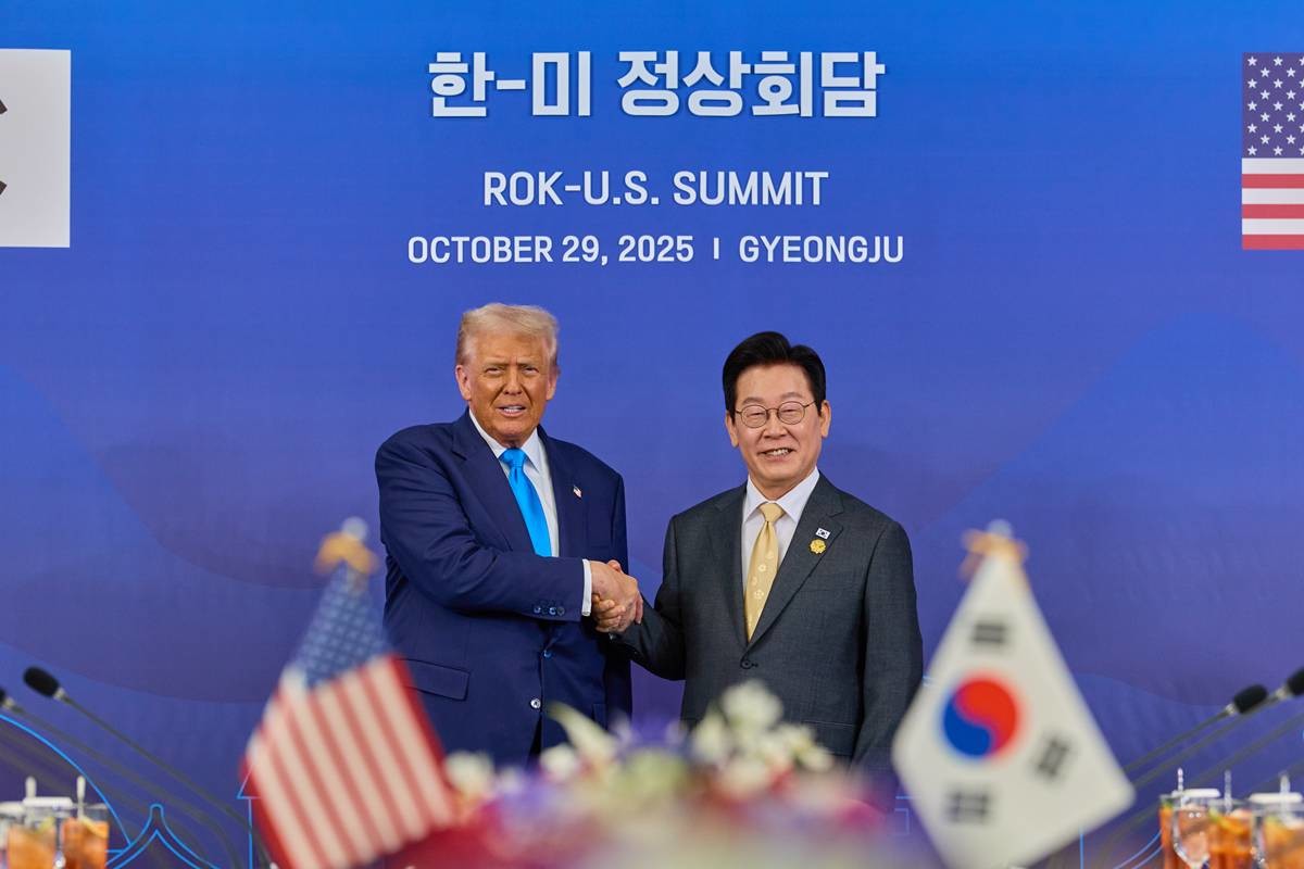 이재명 대통령과 도널드 트럼프 미국 대통령이 지난 29일 경북 경주박물관에서 열린 한미 정상회담에 앞서 악수하고 있다 / 대통령실 제공, 뉴스1