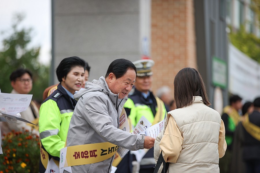 주광덕 시장이 시민과 함께 다산가람초서 아동 안전 확보를 위한 캠페인을 실시하고 있다