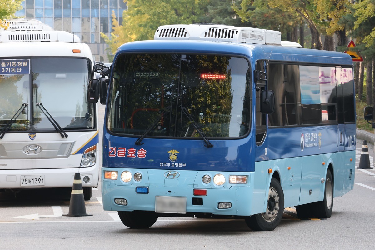 윤석열 전 대통령이 탑승한 호송차량이 30일 오전 서울 서초동 서울중앙지방법원에 도착한 모습. 이날 윤 전 대통령은 내란우두머리 혐의 재판에 약 넉달 만에 출석했다. / 뉴스1