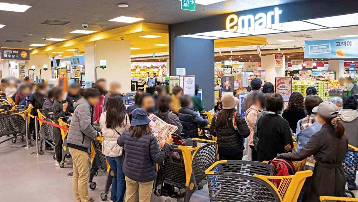 이마트 용산점 영업 전부터 줄 선 고객들. / 이마트 제공