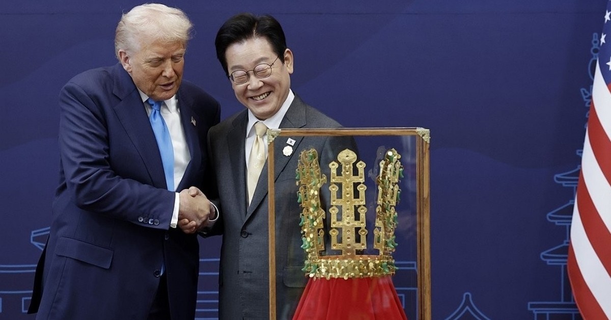 천마총 금관 모형을 보는 한미 정상.  / 연합뉴스