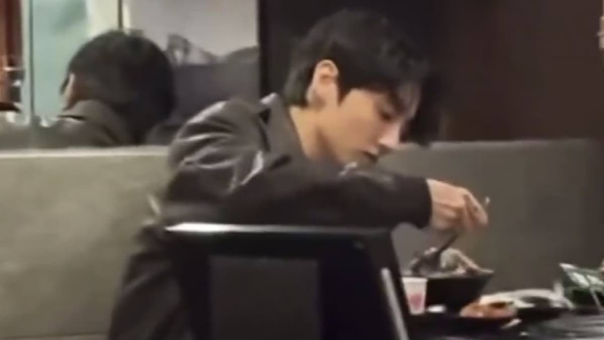 아이돌그룹 BTS(방탄소년단) 정국이 고깃집에서 '혼밥'을 하는 사진이 공개돼 화제다. / SNS 캡처