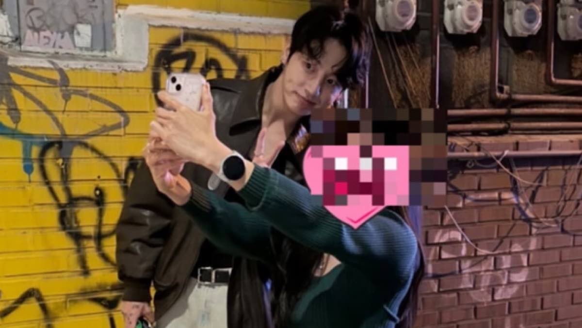 팬과 사진을 찍는 정국 / SNS 캡처