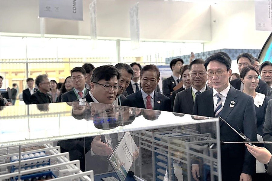 경주 APEC 경제전시장에서 수소 PRG시스템 설명을 듣고 있는 김민석 국무총리, 이철우 경북도지사  / 플랜텍 제공