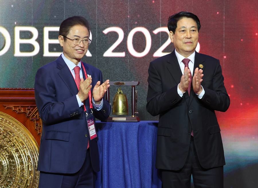 왼쪽부터 이철우 경북도지사, 르엉 끄엉 베트남 국가주석/이하 경북도