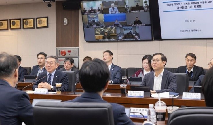 한국남부발전 김준동 사장(왼쪽)이 28일 부산 본사에서 ‘2026년도 예산안 대토론회’를 개최, 임직원들과 함께 2026년 예산안에 대한 주요 심의 방향을 논의하고 있다. / 사진제공=남부발전