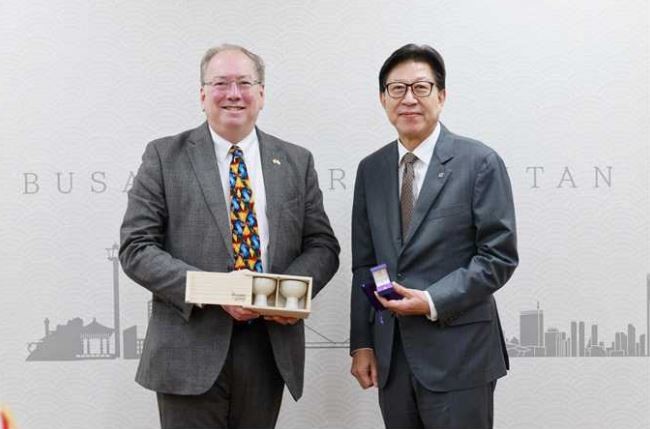 박형준 시장과 영국 민간 싱크탱크 '지옌(Z/Yen)' 의 마이클 마이넬리 회장 간 면담 진행 후 기념사진을 촬영하고 있다. / 사진제공=부산시