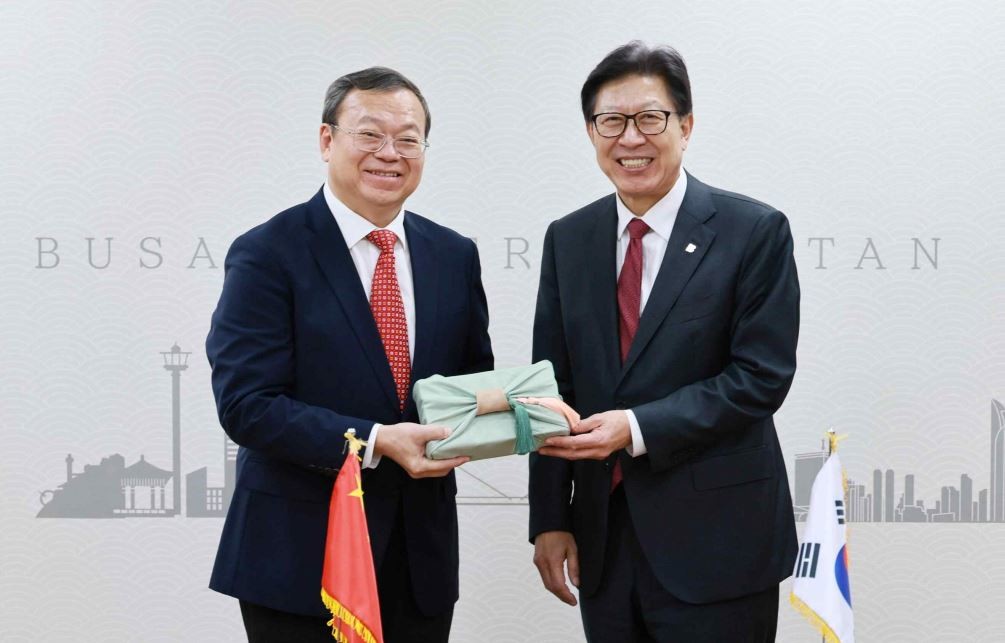 박형준 부산시장과 천징(陈靖) 상하이시 인민대표대회 상무위원회 부주임이 만나 양 도시 간 교류 및 협력 방안을 논의했다. / 사진제공=부산시