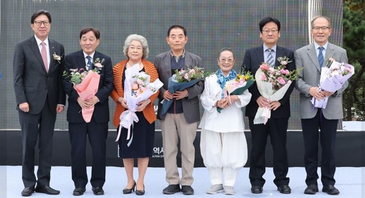 부산시가 제68회 ‘부산광역시 문화상’ 수상자를 선정하고, 10월 30일 도모헌 야외정원에서 시상식을 개최했다. 올해는 각 분야에서 부산 문화 발전에 기여한 인물 6명이 수상의 영예를 안았다. / 사진제공=부산시
